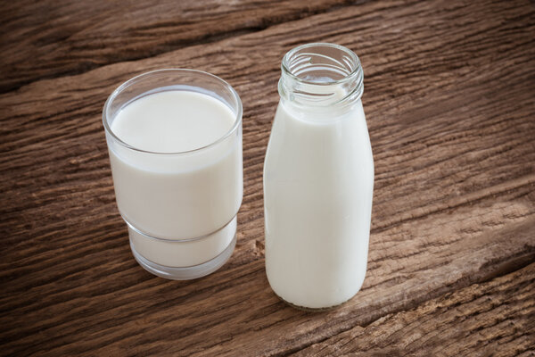 свежее молоко в стеклянной бутылке и стекле
