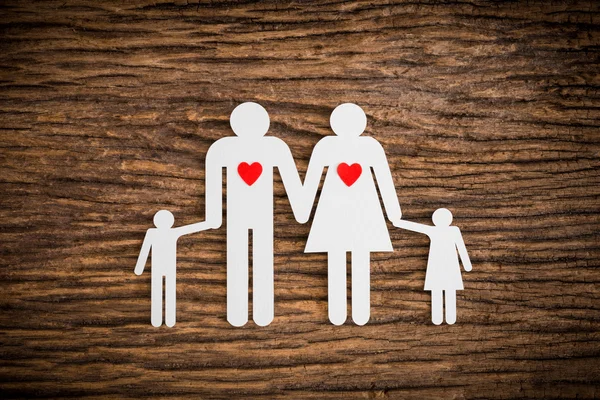Семья бумажных цепей и красное сердце символизируют — стоковое фото