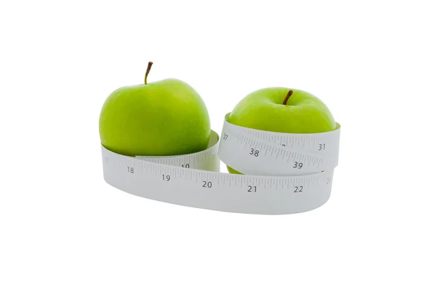测量带缠在一个绿色的苹果 — 图库照片