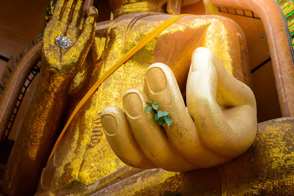 Primer plano a mano de oro gran buda estatua templo wat tham sua —  Fotos de Stock