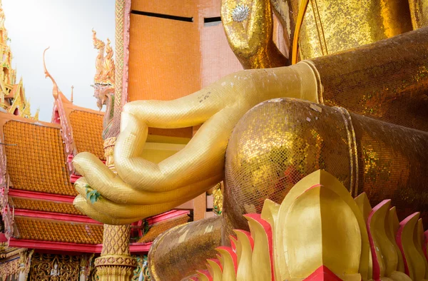 Primer plano a mano de oro gran buda estatua templo wat tham sua —  Fotos de Stock