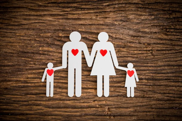 Papierkettenfamilie und rotes Herz als Symbol — Stockfoto