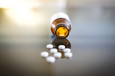 tablet hap şişesinden döktü