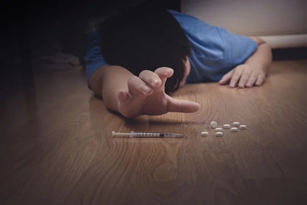 Erkek uyuşturucu bağımlısı el, Narkotik şırınga uyuşturucu aşırı doz — Stok fotoğraf