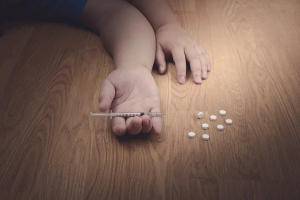 Mannelijke drugs verslaafde hand, verdovende middelen spuit drugs overdosis — Stockfoto
