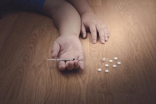 Overdose mão viciada droga masculina, drogas seringa narcótica — Fotografia de Stock