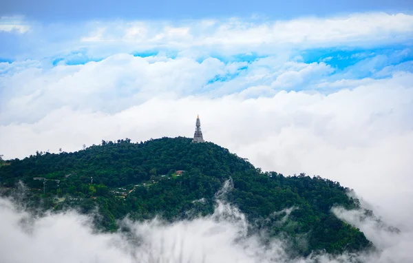 Berg och mist i Phu Thap Boek, Phetchabun provinsen — Stockfoto