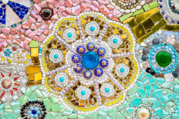 Красочные керамические и окрашенные стеклянные стены фон на Ват Фра т — стоковое фото