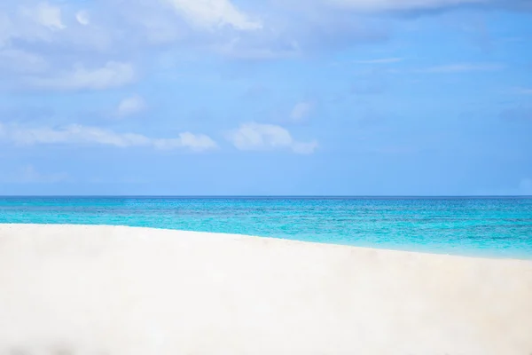 Playa del mar cielo azul y arena blanca en la isla de Koh Tachai — Foto de Stock