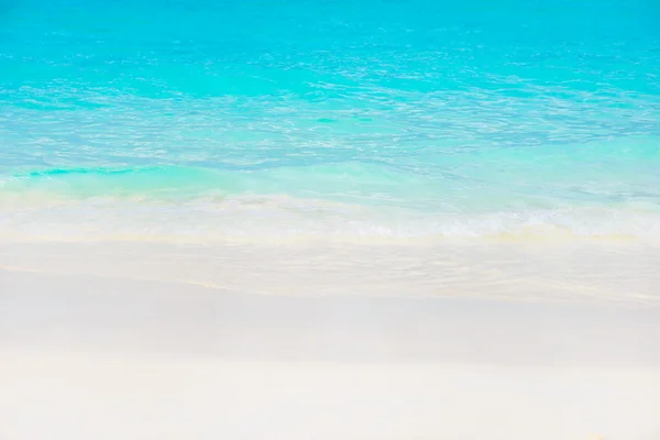 Piękny biały piasek na plaży i tropikalnych turkusowe morze niebieski — Zdjęcie stockowe