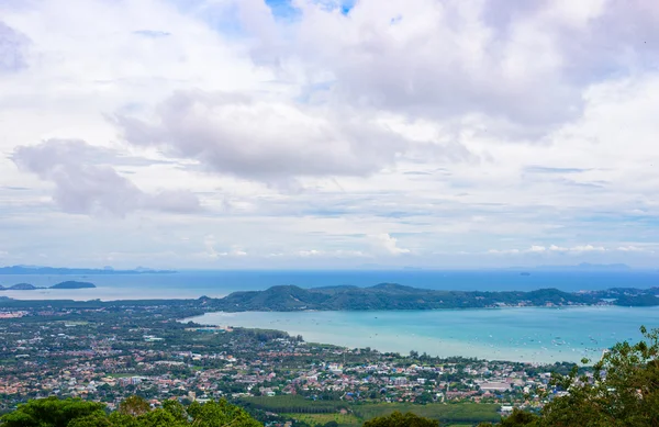 Pohled na město Phuket, moře, hory. — Stock fotografie