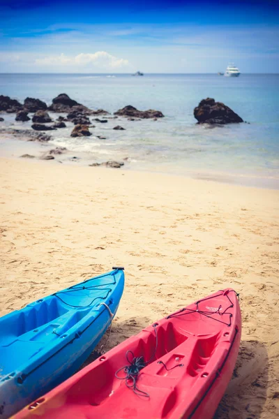 Färgglada kajaker på den tropiska stranden, Yanui Beach — Stockfoto