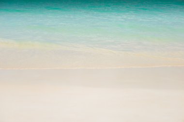 Güzel beyaz kum plaj ve tropikal turkuaz mavi deniz