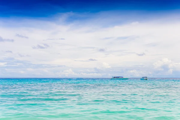 Mar azul y cielo nublado — Foto de Stock