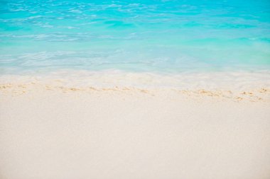 Güzel beyaz kum plaj ve tropikal turkuaz mavi deniz