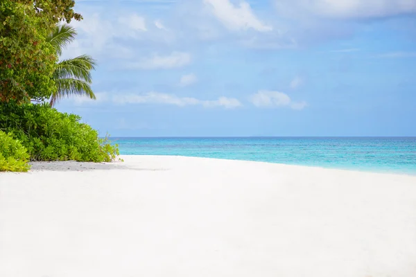 Playa del mar cielo azul y arena blanca en la isla de Koh Tachai — Foto de Stock