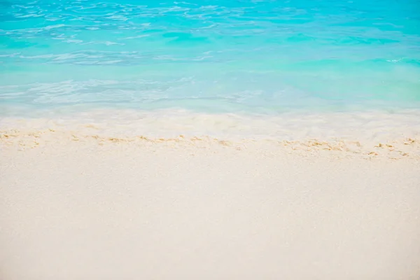Bella spiaggia di sabbia bianca e mare tropicale turchese blu — Foto Stock