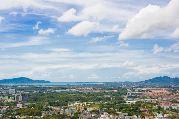 Phuket Stadt von oben gesehen von klingelten Hügel — Stockfoto