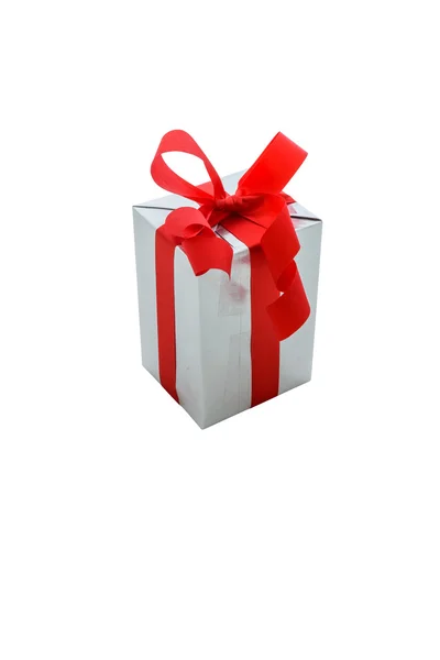 Egy ezüst ajándék doboz elszigetelt fehér backgro, piros szalaggal — Stock Fotó