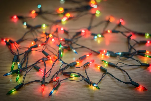 Luces de Navidad sobre fondo de madera —  Fotos de Stock