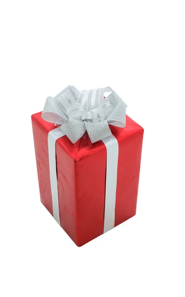 Tek kırmızı hediye kutusu ile gümüş şerit üzerinde beyaz backgro izole — Stok fotoğraf