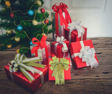 Hediyeli Noel ağacı