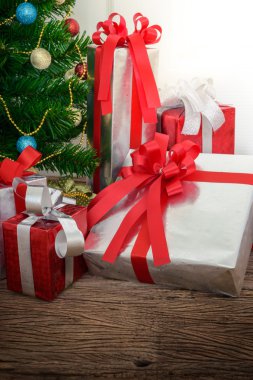 Hediyeli Noel ağacı