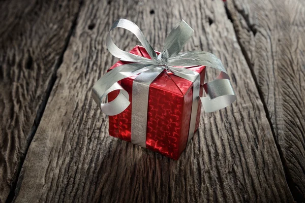 Contenitore regalo rosso scintillante imballato — Foto Stock