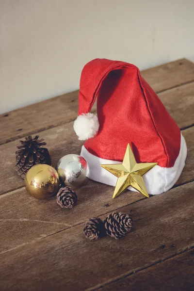 Sombrero rojo de Navidad sobre un fondo de madera —  Fotos de Stock