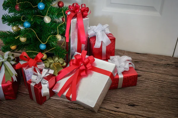 Karácsonyfa ajándékokkal — Stock Fotó
