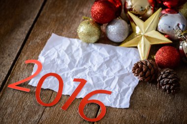 Harfler 2016 ve dekore edilmiş Noel ağacı ahşap duvar üzerinde 