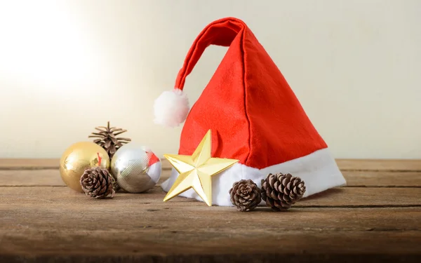 Sombrero rojo de Navidad sobre un fondo de madera —  Fotos de Stock