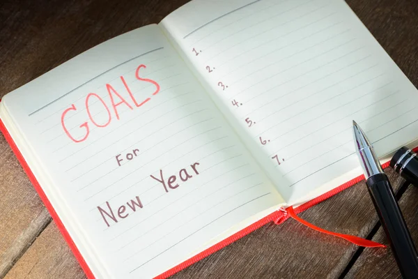 New Year's goals with notebook and pen — Stock Photo, Image