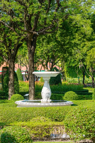 La fontaine dans le parc — Photo