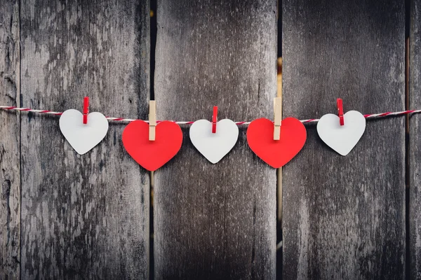 Coeur en papier rouge accroché à la corde à linge — Photo