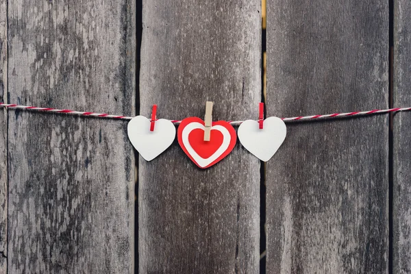 Cuore di carta rossa appeso alla clothesline — Foto Stock