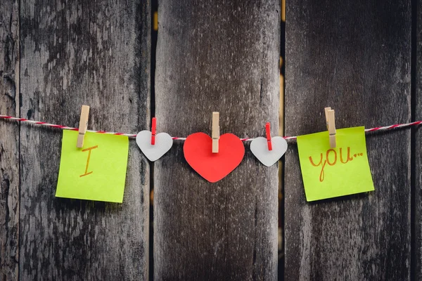 Papel rojo en forma de corazón y palabras de amor —  Fotos de Stock