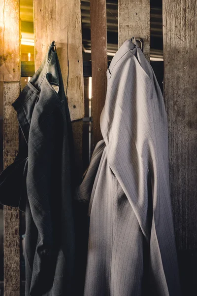 Ročník, kalhoty, na dřevěné stěně — Stock fotografie