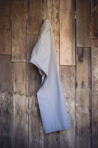 Vintage, Pantalones colgados en la pared de madera — Foto de Stock