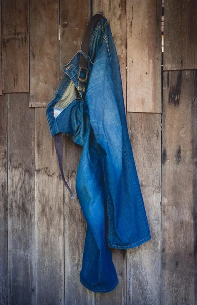 Vintage, Jeans hängen an der Wand — Stockfoto