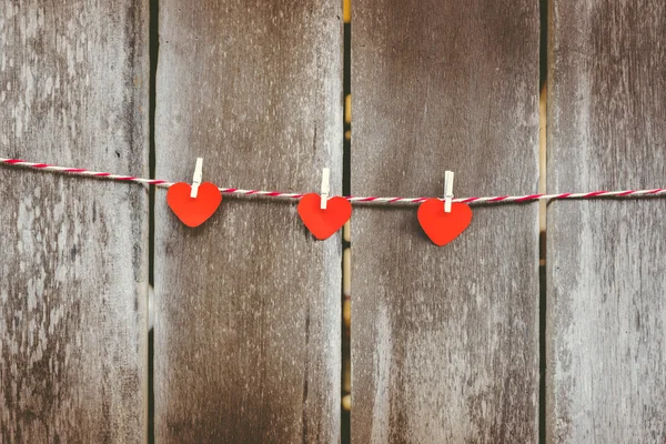 Coeur en papier rouge accroché à la corde à linge — Photo