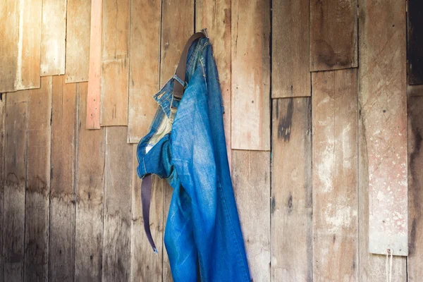 Vintage, Jeans hängen an der Wand — Stockfoto