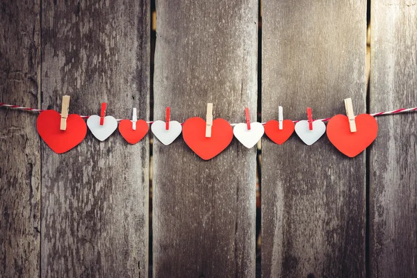 Cuore di carta rossa appeso alla clothesline — Foto Stock