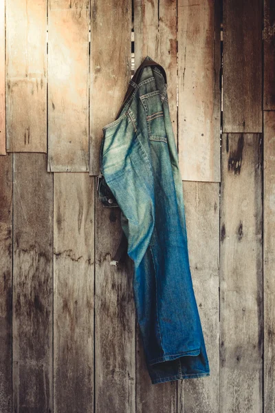 Vintage, Jeans hängen an der Wand — Stockfoto