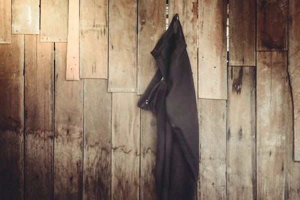 Vintage, Pantalones colgados en la pared de madera —  Fotos de Stock