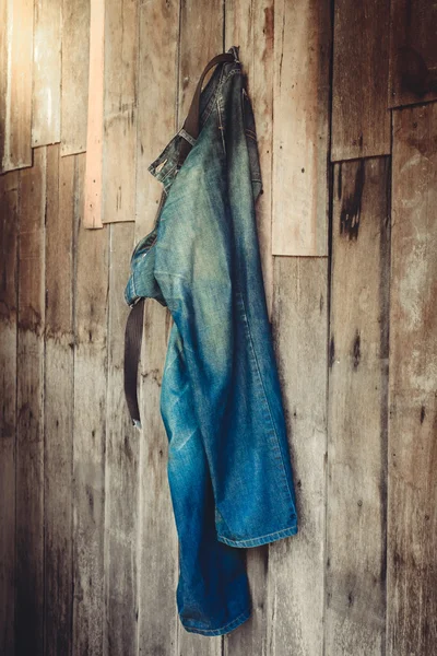 Vintage, Jeans pendurado na parede — Fotografia de Stock