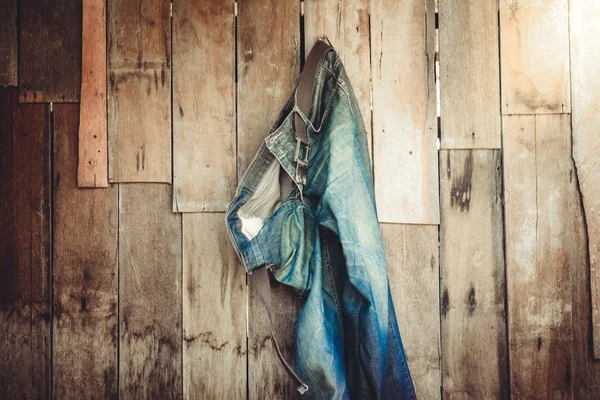 Vintage, Jeans hängen an der Wand — Stockfoto