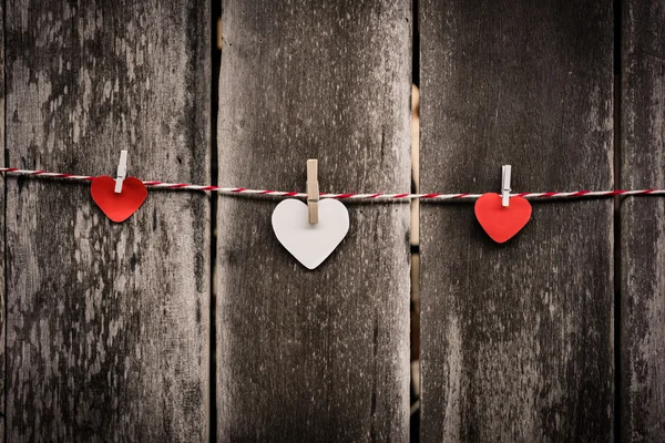 Coeur en papier rouge accroché à la corde à linge — Photo