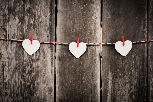 Coeur en papier rouge accroché à la corde à linge — Photo