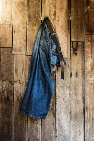 Vintage, Jeans appeso al muro — Foto Stock